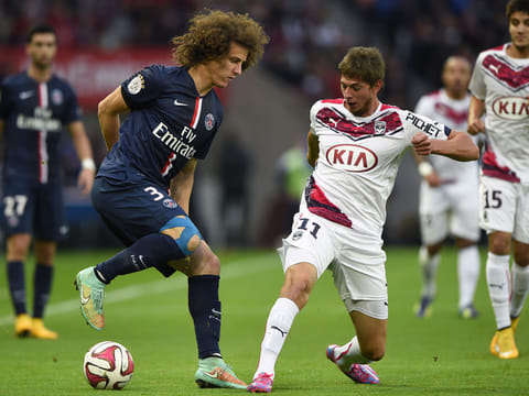 Paris Saint-Germain's Brazilian defender David Luiz (L) vies with Bordeaux's Italian Argentinian forward Emiliano Sala during the French L1 football match between Paris Saint-Germain (PSG) and Bordeaux (FCGB), at the Parc des Princes stadium in Paris on October 25, 2014.