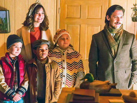 Mandy Moore and Milo Ventimiglia with Mackenzie
Hancsicsak, Niles Fitch and Hannah Zeile in ‘This Is Us’.