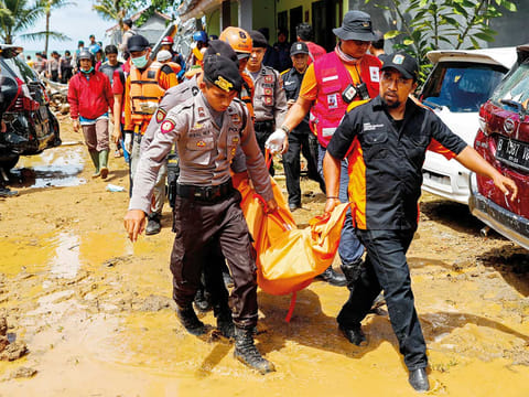 Tsunami death toll crosses 420, thousands homeless