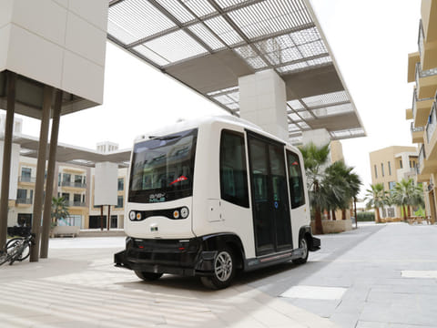 Dubai’s Roads and Transport Authority (RTA) has recently embarked on Phase 4 of the Driverless Vehicles Project within Sustainable City at Dubailand, Al-Qudra Road over a track extending 1250m. The step is a part of RTA’s efforts to boost the Dubai Government strategy to raise the share of autonomous transport to as much as 25% of public transport means by 2030.
RTA