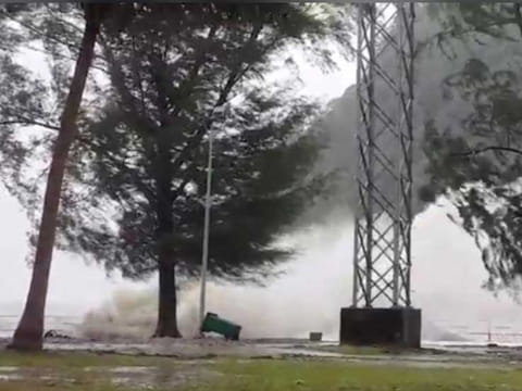 Thousands of tourists flee Thai islands as storm Pabuk approaches