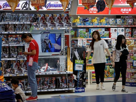 Smartphone-equipped shoppers often feel as though they’re better equipped with product knowledge than the store associates, according to a recent report