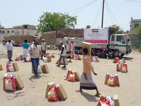 UAE launches a large campaign to help the people of Taiz and Hodeidah displaced from the Houthi militia to Abyan province.