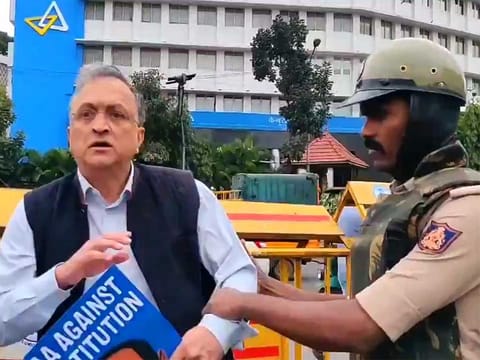 Ramachandra Guha was detained by police for holding a poster of Gandhi and speaking about the constitution to the press