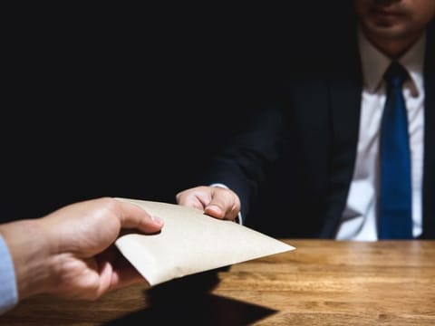 Con artists masquerading as purchase managers approach businesses for trade