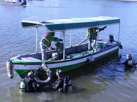 Divers taking part at the latest Sharjah Museums Authority’s annual Marine Clean-up campaign, which falls under the authority’s social responsibility initiative "Because We Care", have successfully removed 440 kilograms of marine waste from the bottom of Khalid Lagoon in Sharjah.
As many as 42 divers and a crowd of volunteers from Sharjah Aquarium and Emirates Diving Institute participated in the 10th campaign which kicked off recently from Khalid Lagoon.