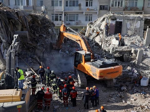 Search and rescue personnel work at the site of a collapsed building, after an earthquake in Elazig, Turkey, January 27, 2020.