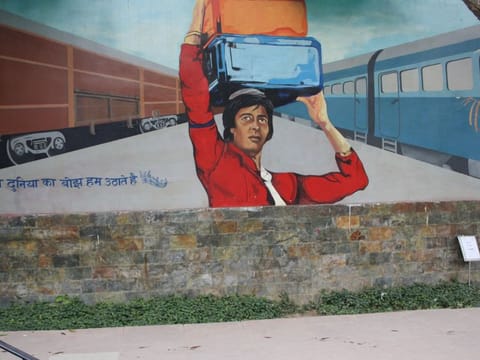 Amitabh Bachchan in 'Coolie'.