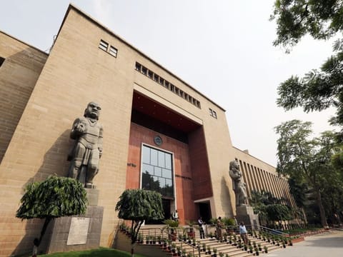 The Reserve Bank of India (RBI) regional office stands in New Delhi, India, Monday, July 8, 2019. India's central bank governor Shaktikanta Das praised the federal government’s efforts to rein in the fiscal deficit, saying it would help avoid crowding out private investment. Photographer: T. Narayan/Bloomberg