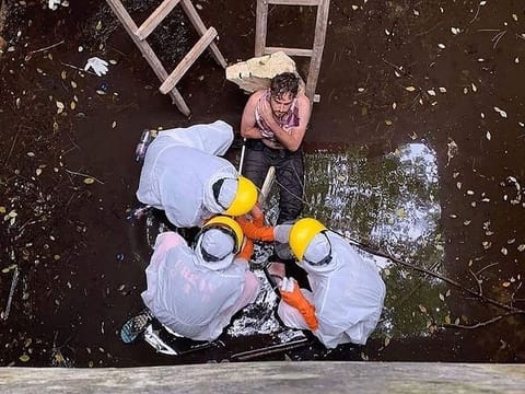 Indonesian Search and Rescue team evacuating British Jacob Matthew Robert