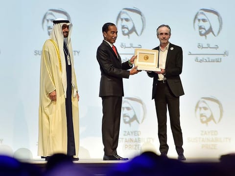 His Highness Shaikh Mohammad Bin Zayed Al Nahyan, Crown Prince of Abu Dhabi and Deputy Supreme Commander of the UAE Armed Forces, and Joko Widodo, President of Indonesia, present the Energy Award to Electricians Without Borders at the Abu Dhabi Sustainability Week held on January 13 this year