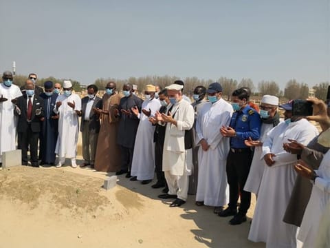 A number of Arab and Islamic country ambassadors flocked to the grave of the late Emir, Sheikh Sabah Al Ahmad Al Jaber Al Sabah, at Al Sulaibikhat cemetery on Saturday, to mourn his loss and perform an absentee prayer.