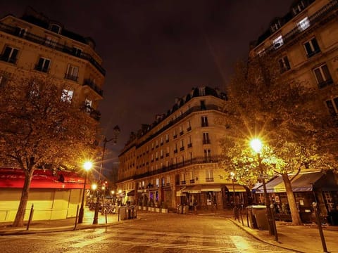 A view shows the deserted Ile Saint Louis as the national lockdown starts as part of the COVID-19 measures to fight a second wave of the coronavirus disease (COVID-19), in Paris, France, October 30, 2020.