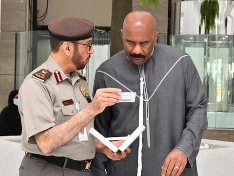 American TV host Steve Harvey being presented with the Al Saada discount card by Major General Mohammad Al Marri, Director-General of GDRFA-Dubai.