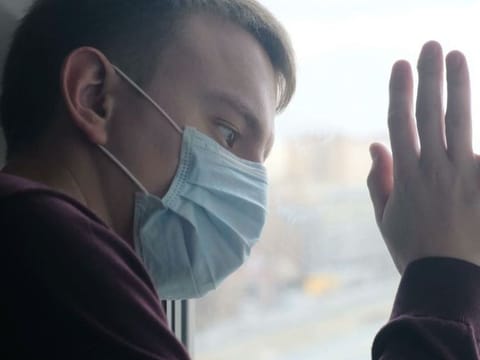 UAE: COVID-19 sufferers must inform health authorities.