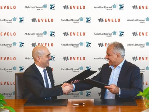 Top officials at Abdul Latif Jameel Health and Evelo sign the agreement for development and commercialisation of the inflammation drug candidate.
