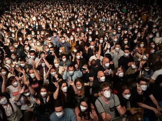 Photos: In Barcelona, 5,000 fans attend gig for COVID-19 trial