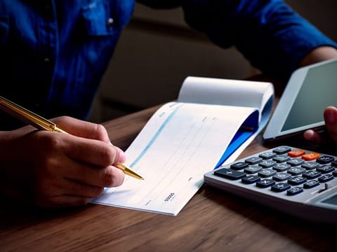 7,084 bounced cheque cases were settled amicably in Sharjah during the first half of 2021