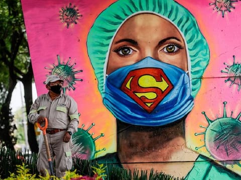 EXPERTS URGE CAUTION IN LIFTING MASK MANDATES: Close monitoring following “Freedom Day” (no more mask required), is needed lest premature “freedom” gives the virus a field day with new wave of infections. Photo shows a mural that promotes mask use while honouring health workers in Mexico City.