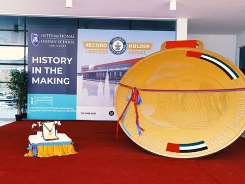 The steel medal weighs around 450kg and has an area of 5.93 square meters, breaking the previous record of 2.56 square metres and 68.5kg.