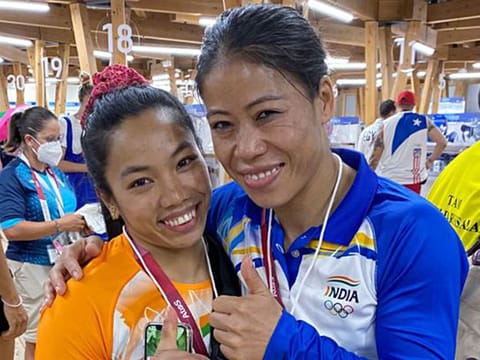 India’s Mirabai Chanu with boxer Mary Kom