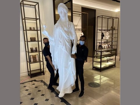 Photos circulated on social media showed the Inspection and Monitoring department at the Ministry of Commerce removing the statue.