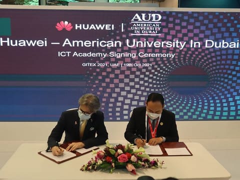 (L to R) AUD President Dr David Schmidt and Spice Lee, Vice President of Huawei Technologies in the Middle East, signing the agreement.