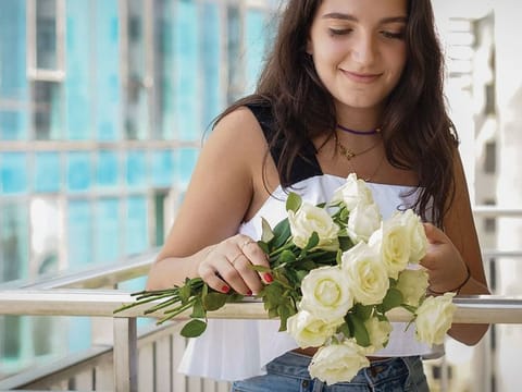 Presentail offers a host of complimentary services such as same-day delivery and customization of flower bouquets and gift cards