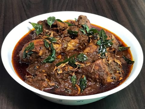 Guide to making varutharacha kozhi curry at home