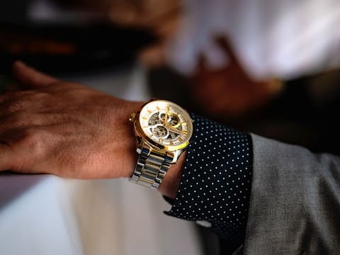 On Amazon, watches for men come in various stylish dials and straps.