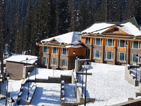 The Khyber Himayalan Resort & Spa Gulmarg, J&K complements the winter wonderland aspect of the state with excellent facilities that are world class