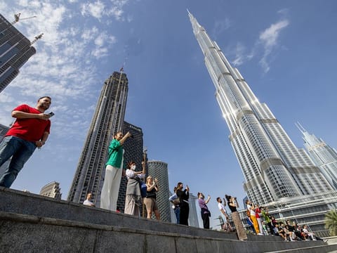 Planning your Dubai trip is easier than ever with local apps that help you book taxis, navigate roads, ride the Metro, find events, and even pay for parking, all from your phone.