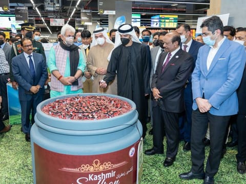 Dr. Thani bin Ahmed Al Zeyoudi, UAE Minister for Foreign Trade, Dr. Ahmed Al Banna, UAE Ambassador to India, Dr. Aman Puri, Consul-General of India, and Yusuffali M.A., Chairman of Lulu Group, with senior officials. LuLu will now be one of the biggest investors in Jammu & Kashmir.