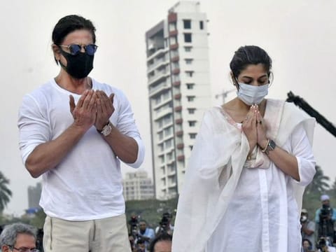 Bollywood superstar Shah Rukh Khan pays last respects to the mortal remains of veteran singer Lata Mangeshkar at Shivaji Park, in Mumbai