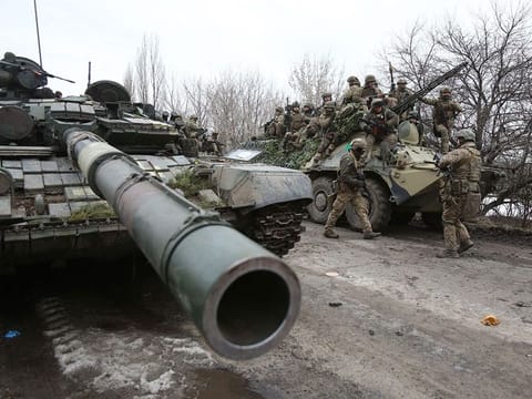 Ukrainian servicemen get ready to repel an attack in Ukraine's Lugansk region on February 24, 2022.