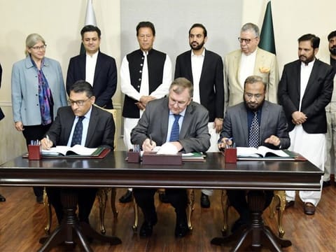 Pakistani government and Barrick Gold officials at the signing ceremony.
