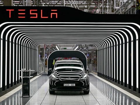 Tesla also offered discounts in the US to close out the year, first dangling $7,500 off just the Model 3 and Y, then extending that offer to the more expensive Model S and X.