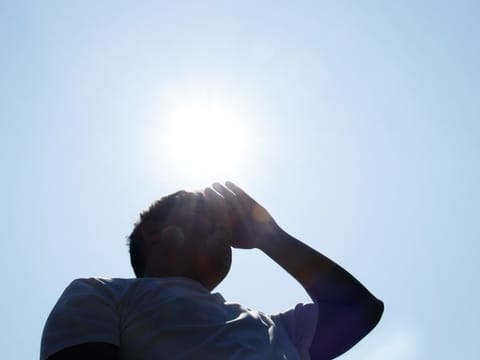 Heat stroke occurs when the body’s mean temperature, which is usually 37 degrees Celsius, rises owing to exposure to the sun and dehydration.