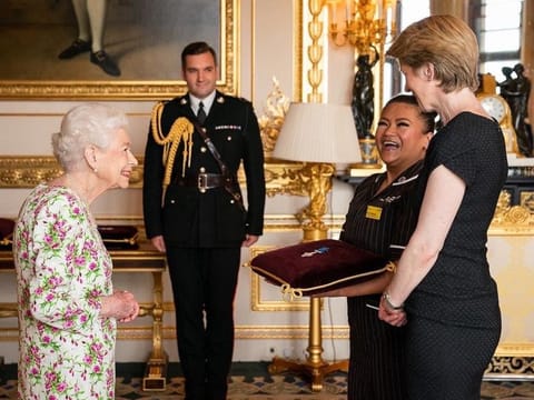 Filipina nurse May Parsons, a 17-year veteran nurse in the UK’s National Health Service (NHS), administered the vaccine to 90-year-old Margaret Keenan.