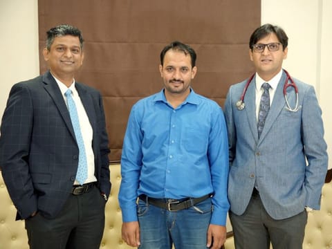 Mian Khan (centre) with Dr Vaibhav A.Gorde (left) and Dr Rahul Chaudhry after successful surgery