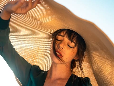 Algae hydrates the skin and has anti-inflammatory, antioxidant properties that can protect against cell damage, especially from excessive exposure to the sun