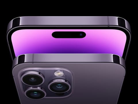 The iPhone 14 Pro and Pro Max feature an innovative new way to receive notifications and activities, with the Dynamic Island, along with a slew of other new features.