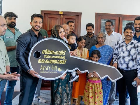Amjad Sithara, Founder & Chairman – BCC Group International, handing over the key of newly constructed ‘Snehaveedu’.