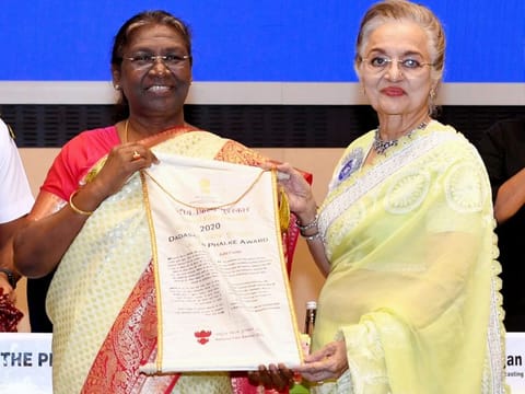 Veteran actress Asha Parekh receives the Dadasaheb Phalke Award from President Droupadi Murmu during the 68th National Film Awards.