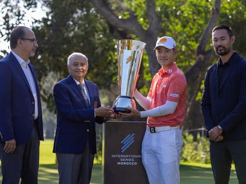 Winner of the International Series Morocco Jazz Janewattananond (Thai) with his trophy and officials