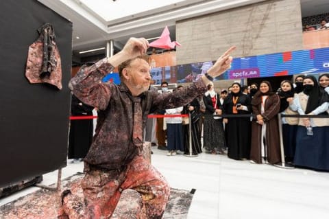 A talented ‘Speed Painter’, dressed in a three-piece suit cakes all over with colourful specks of paint at SIBF which continues to attract huge crowd.