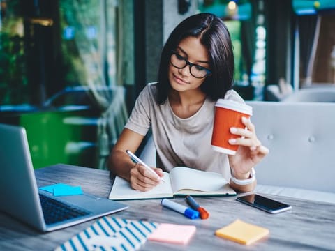 As we approach 2025, it’s worth asking: Is the side hustle revolution still in full swing, or has it plateaued? What is its growing trend, its appeal to Gen Z and Millennials, and how can you dive into this world with success.
