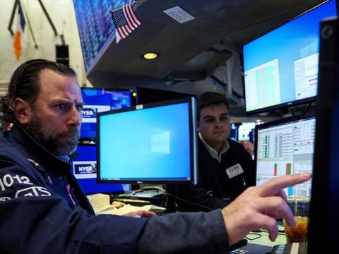 A stock selloff has seen investors shifting to “safer” assets like bonds, reversing gains of AI and tech stocks, includingg Apple, Nvidia, Microsoft, Meta, Amazon, and Alphabet. Traders work on the floor of the New York Stock Exchange (NYSE) in New York. File photo taken on November 15, 2022.