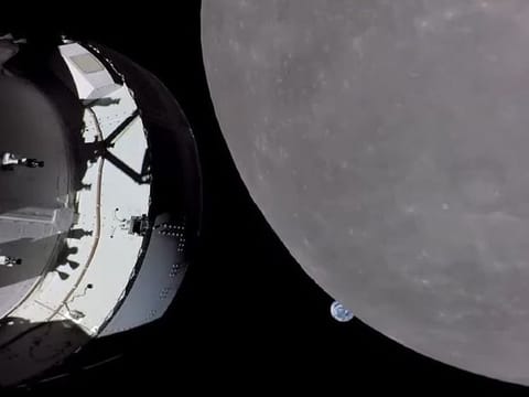 NASA Orion captured this shot of Earth “setting” while the spacecraft passed close to the Moon. Nearly 270,000 miles (430,000 km) away, #Artemis I will soon surpass Apollo 13’s record-setting distance from Earth in a spacecraft designed to carry astronauts.