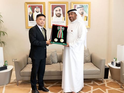 Ahmed Ali Al Sayegh, Minister of State, received Pouapinya at the headquarters of the MoFAIC and presented him with the medal.